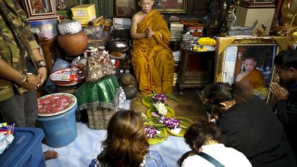 et veulent interdire aux moines bouddhistes de pratiquer ce type de cérémonie. Mais dans le temple Bangchak à Nonthaburi, les moines pratiquent régulièrement des cérémonies. «Nous avons une dizaine de personnes par semaine» qui viennent avec leurs poupées, raconte Phra Ajarn Supachai.  (AFP PHOTO / Christophe Archambault)