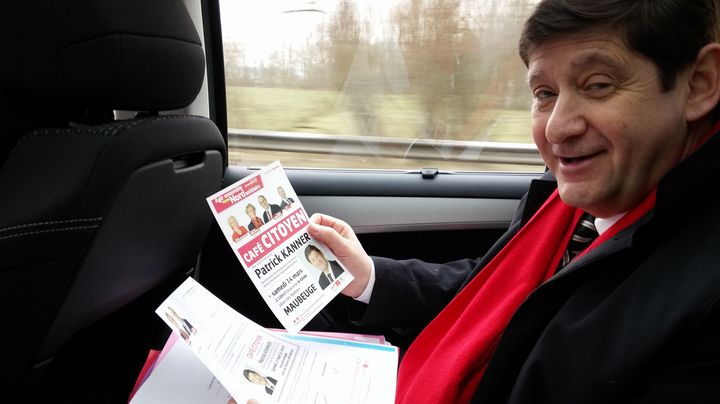 Patrick Kanner, install&eacute; dans sa voiture de campagne, sur la route entre Lille et Maubeuge (Nord), le 14 mars 2015. (MATHIEU DEHLINGER / FRANCETV INFO)