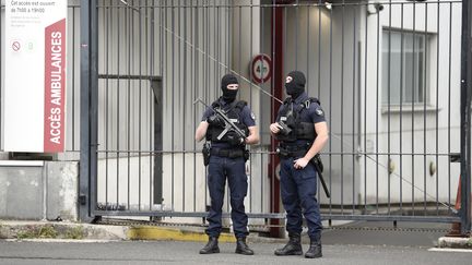 Des policiers devant&nbsp;Georges Pompidou. (STEPHANE DE SAKUTIN / AFP)