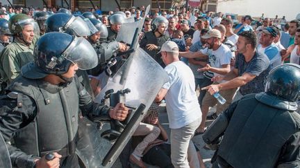 Des manifestants se heurtent aux forces de sécurité marocaines lors d'une manifestation à al-Hoceima au Maroc, le 20 juillet 2017. Les manifestants demandent la libération des détenus et le respect des revendications des communautés locales. (Jalal Morchidi/Agence Anadolu/AFP )