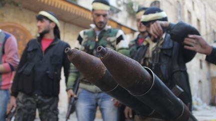 Des membres de l'Arm&eacute;e syrienne libre derri&egrave;re un lance-roquettes artisanal, le 2 mars 2013, &agrave; Alep (Syrie). (SAAD ABOBRAHIM / REUTERS)