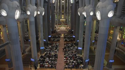 Une messe a été célébrée dans la Sagrada Familia à Barcelone (Espagne) le 20 août 2017, en mémoire des victimes des attentats en Catalogne. (JAVIER SORIANO / AFP)