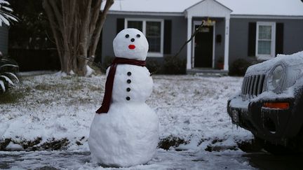 A Savannah, dans le sud de la Géorgie,&nbsp;un bonhomme de neige a fait son apparition dans une zone résidentielle. (JOE RAEDLE / GETTY IMAGES NORTH AMERICA / AFP)