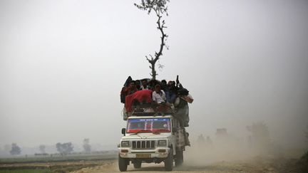 Un v&eacute;hicule transporte des Hindous de retour du festival&nbsp;Gadhimai Mela &agrave; Bariyapur (N&eacute;pal), le 29 novembre 2014. (NAVESH CHITRAKAR / REUTERS)