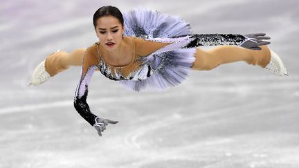 La patineuse russe&nbsp;Alina Zagitova n'a que 15 ans mais est devenue championne olympique de patinage artistique. Elle réalise une figure lors du programme court mercredi 21 février 2018 à Pyeongchang (Corée du Sud). (KIRILL KUDRYAVTSEV / AFP)