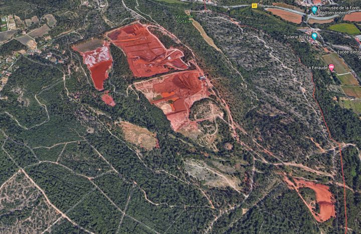 A Gardanne (13), les immenses carrières où ont été rejettés les déchets toxiques provenant de la fabrication de composantes en aluminium conservent, depuis quarante ans, une vive couleur rouge. (Capture d'écran Google Maps)