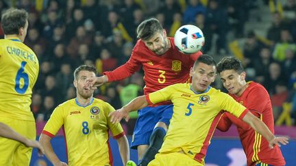 Le défenseur espagnol Gérard Piqué face au Roumain Ovidiu Stefan Hoban (ANDREI PUNGOVSCHI / AFP)