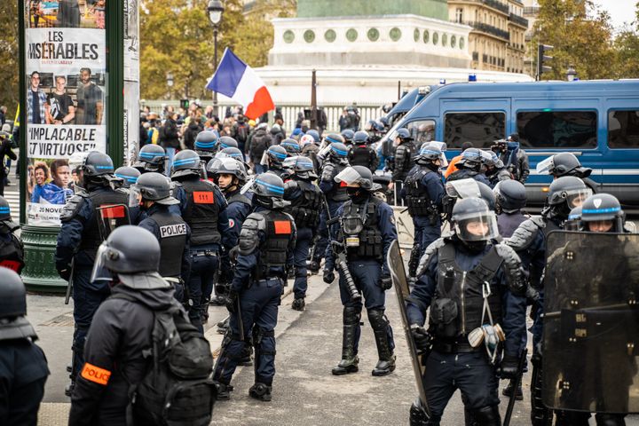 Des CRS déployés sur la&nbsp;place de la Bastille, à Paris, le 16 novembre 2019.&nbsp; (XOSE BOUZAS / HANS LUCAS)