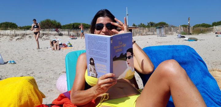 Pause lecture à la plage&nbsp;des Sablettes, à la Seyne-sur-Mer&nbsp;(Var). (SANDRINE ETOA-ANDEGUE / RADIO FRANCE)