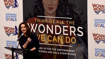 L'actrice Lynda Carter, qui a incarné Wonder Woman au cinéma, lors d'une conférence au siège des Nations Unies, à New York (Etats-Unis), le 21 octobre 2016. (TIMOTHY A. CLARY / AFP)