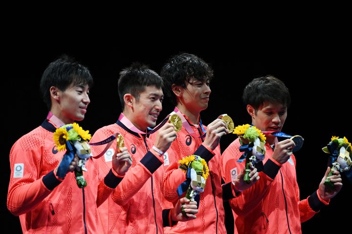 Les épéistes japonais, premiers Nippons à remporter une médaille d'or en escrime aux Jeux olympiques, le 30 juillet à Tokyo (MOHD RASFAN / AFP)