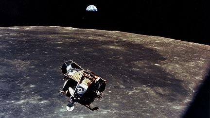 Le module lunaire "Eagle" rejoignant "Columbia", avec en arrière-plan la Lune et la Terre. (MICHAEL COLLINS / NASA)