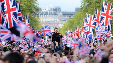 Plus de 2 000 kilom&egrave;tres de guirlandes d'Union Jack ont &eacute;t&eacute; achet&eacute;s par les clients d'une grande cha&icirc;ne de supermarch&eacute;s au Royaume-Uni. (LEON NEAL / AFP)