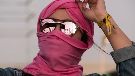 Une femme danse au festival Les Dunes électroniques, en Tunisie. (AMINE LANDOULSI / AFP)