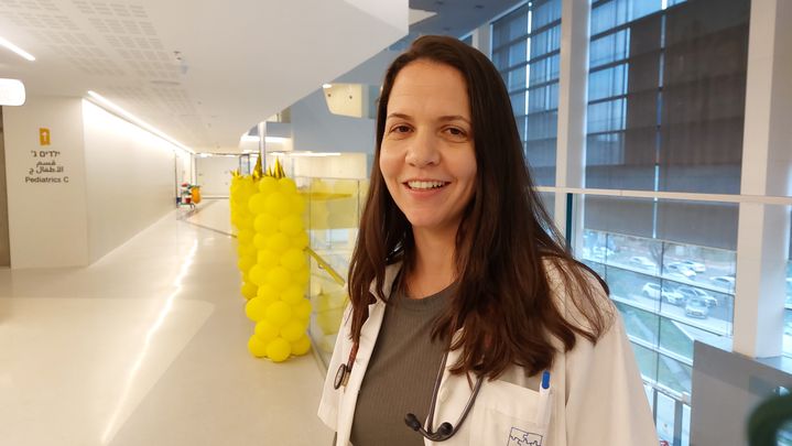 Before heading to a hotel in Eilat, Erez and Sahar were treated with 17 other children by Doctor Rotem Goldberg at the Petah Tikva Children's Hospital.  (THIBAULT LEFEVRE / RADIOFRANCE)