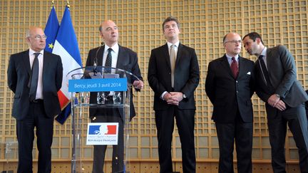 Michel Sapin,&nbsp;Pierre Moscovici, Arnaud Montebourg,&nbsp;Bernard Cazeneuve&nbsp;et Benoit Hamon, le 3 avril 2014 (ERIC PIERMONT / AFP)