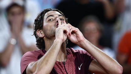 Le public français dissipé ? Le 1er juin, les spectateurs du Suzanne-Lenglen expriment leur frustration après l'élimination du dernier Français en lice, Arthur Rinderknech. Hué, Taylor Fritz ne se gêne pas pour leur répondre. (ANNE-CHRISTINE POUJOULAT / AFP)