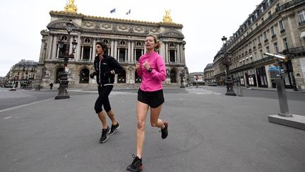 Des joggeurs sur la place de l'Opéra à Paris, (FRANCK FIFE / AFP))