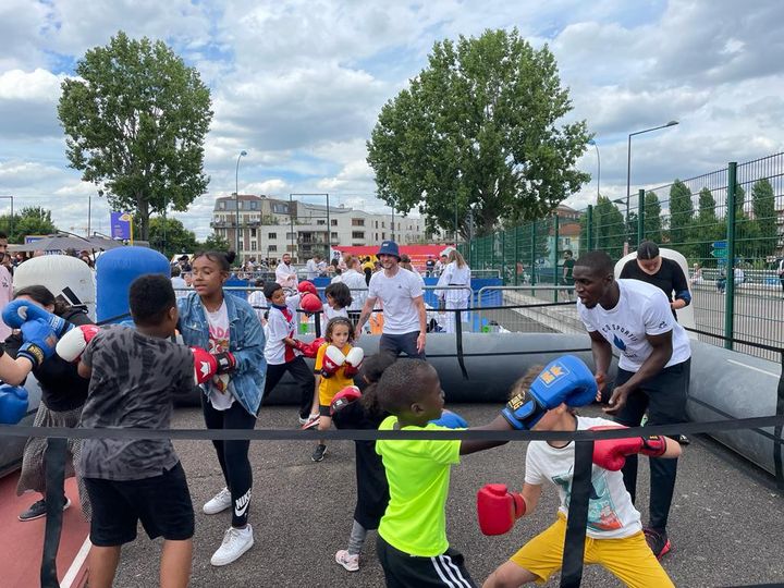 Le boxeur&nbsp;Souleymane Cissokho initie des enfants à son sport, lors de la journée olympique le 26 juin 2022. (APOLLINE MERLE / FRANCEINFO SPORT)