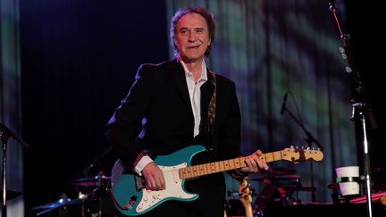 Ray Davies des Kinks joue à Beverly Hills (Californie, Etats-Unis) le 11 février 2011. (LARRY BUSACCA / GETTY IMAGES NORTH AMERICA)