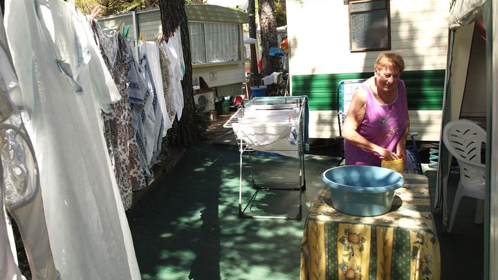 Jeanine conna&icirc;t ce camping 2 &eacute;toiles comme sa poche : cela fait quarante ans qu'elle y vient. (ARIANE NICOLAS / FTVI)