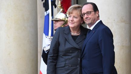 Angela Merkel et Fran&ccedil;ois Hollande sur le perron de l'Elys&eacute;e, le 11 janvier 2015, &agrave; Paris.&nbsp; (DOMINIQUE FAGET / AFP)