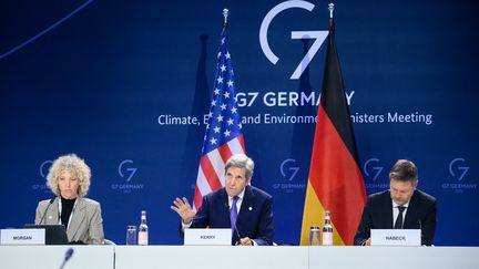 (De gauche à droite) L'"ambassadrice du climat" de l'Allemagne Jennifer Morgan, l'envoyé spécial des Etats-Unis pour le climat John Kerry et le ministre allemand des Affaires économiques et de la Protection du climat Robert Habeck, lors d'une conférence de presse à l'issue d'une réunion des ministres du Climat et de l'Energie du G7, le 27 mai 2022 à Berlin (Allemagne).&nbsp; (BERND VON JUTRCZENKA / DPA / AFP)