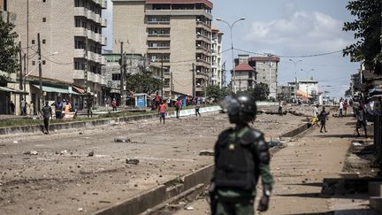 Un policier dans les rues de Conakry (Guinée), le 23 octobre 2020. (JOHN WESSELS / AFP)