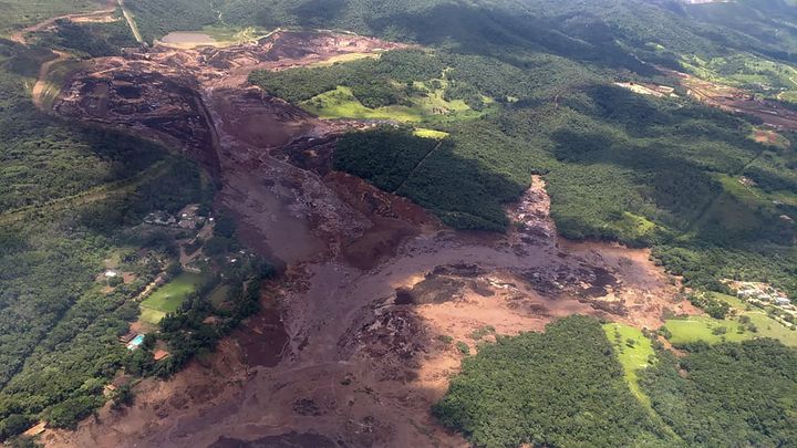 Une vue aérienne montrant la marée de boue qui s'est déversée sur d'immenses surfaces de végétation après la rupture d'un barrage minier à&nbsp;Brumadinho (Brésil), le 25 janvier 2019.&nbsp; (HO / MINAS GERAIS FIRE DEPARTMENT / AFP)