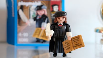 Pas d'images saintes ni d'objets sacrés dans le protestantisme. Mais la figurine de Martin Luther, lancée en 2015, serait la plus vendue de l'histoire de la marque Playmobil. (MAXPPP)