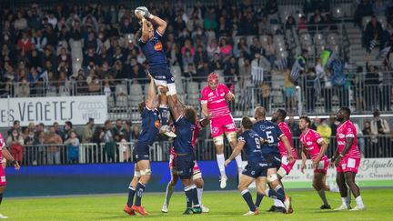 Le SU Agen (en bleu) a concédé sa 34e défaite consécutive à Vannes (46-3), vendredi 15 octobre. (DAMIEN KILANI / DK PROD)