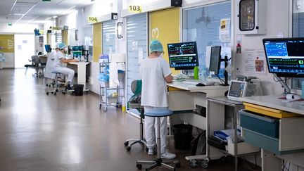 Des soignants travaillent dans le service de réanimation de l'hôpital Purpan à Toulouse (Haute-Garonne), le 18 mars 2021. (ADRIEN NOWAK / HANS LUCAS / AFP)