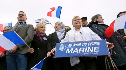 Des militants du Front national devant le Zénith de Nantes, où se tient un meeting de Marine Le Pen, le 26 février 2017. (JEAN-FRANCOIS MONIER / AFP)