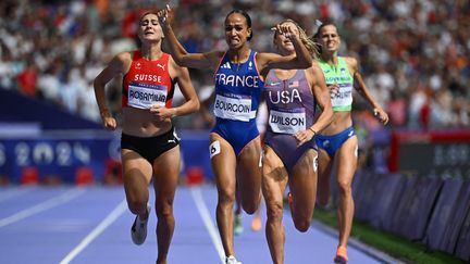 La joie d'Anaïs Bourgoin, victorieuse de son tour de repêchage sur 800 m, aux JO de Paris, le 3 août 2024. (JEWEL SAMAD / AFP)