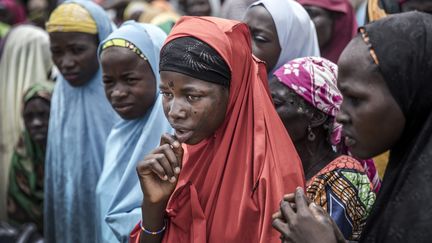 Un groupe de filles nigériennes attend l'arrivée d'un convoi des Nations Unies dans le village de Sabon Machi, dans la région de Maradi, au Niger, le 16 août 2018. (LUIS TATO / AFP)