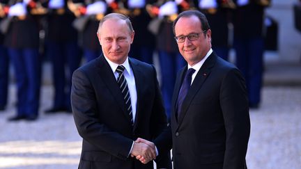 Vladimir Poutine est accueilli par Fran&ccedil;ois Hollande au palais de l'Elys&eacute;e &agrave; Paris, le 2 octobre 2015. (MUSTAFA YALCIN / ANADOLU AGENCY / AFP)