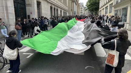 Des étudiants se mobilisent pour la cause palestinienne près de l'université de la Sorbonne, à Paris, le 29 avril 2024. (MOHAMAD SALAHELDIN ABDELG ALSAYE/ANADOLU/AFP)