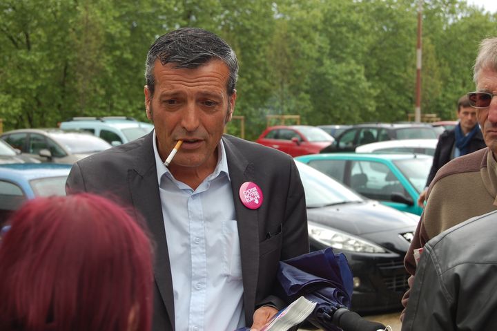 Edouard Martin, candidat socialiste aux europ&eacute;ennes dans le Grand Est, distribue les tracts du parti dans les rues de Bar-le-Duc (Meuse), le 13 mai 2014. (JULIE RASPLUS / FRANCETV INFO)