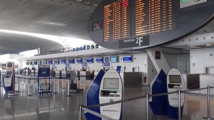 L'un des terminaux de l'aéroport de Roissy, sans voyageurs, le 9 mars 2020. (AUDREY MORELLATO / RADIO FRANCE)