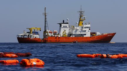 L'"Aquarius" entre les côtes tunisiennes et italiennes, le 23 juin 2018.&nbsp; (PAU BARRENA / AFP)