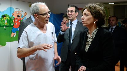 Le docteur&nbsp;Michel Deiber (G),&nbsp;chef de service de n&eacute;onatalogie de l'h&ocirc;pital de Chamb&eacute;ry (Savoie), le 5 janvier 2014.&nbsp; (PHILIPPE DESMAZES / AFP)