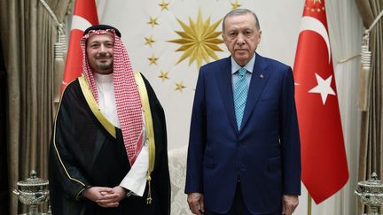 Le président turc Recep Tayyip Erdogan avec l'ambassadeur d'Arabie saoudite à Ankara, en Turquie, le 27 septembre 2023. (TURKISH PRESIDENT PRESS OFFICE / HANDOUT / MAXPPP)