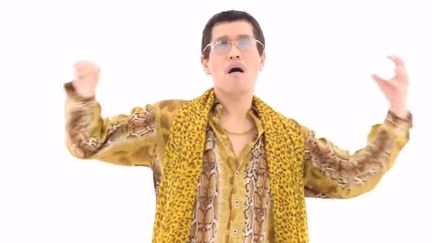 L'artiste "Piko Taro" dans le clip de "PPAP". (PIKO TARO / YOUTUBE)