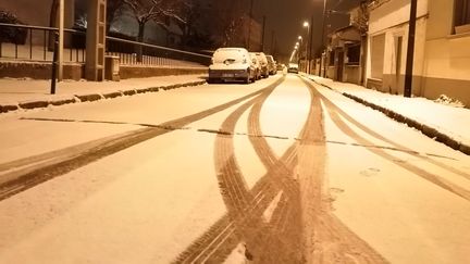 Une rue de Rueil-Malmaison (Hauts-de-Seine) recouverte de neige, mercredi 10 février au matin. (SYLVIE JOHNSSON / RADIOFRANCE)