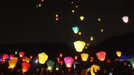 Des Cor&eacute;ens du Sud lancent des lanternes de papier pour c&eacute;l&eacute;brer la premi&egrave;re Pleine lune de la nouvelle ann&eacute;e &agrave; Yongin (Cor&eacute;e du Sud), le 6 f&eacute;vrier 2012. (AHN YOUNG-JOON / AP / SIPA)