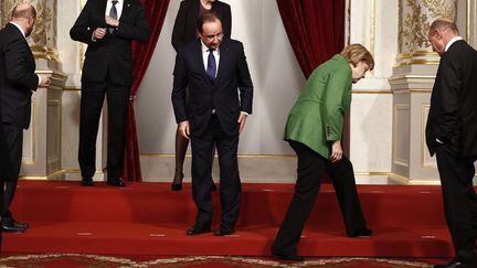 Les dirigeants europ&eacute;ens, parmi lesquels le pr&eacute;sident fran&ccedil;ais Fran&ccedil;ois Hollande (C) et la chanceli&egrave;re allemande Angela Merkel cherchent leur place avant la traditionnelle photo de famille lors du sommet sur l'emploi des jeunes &agrave; Paris, le 12 novembre 2013. (DENIS ALLARD / SIPA)