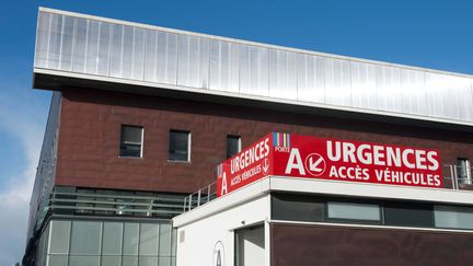 Une façade du CHU de Rennes. (THOMAS BREGARDIS / MAXPPP)