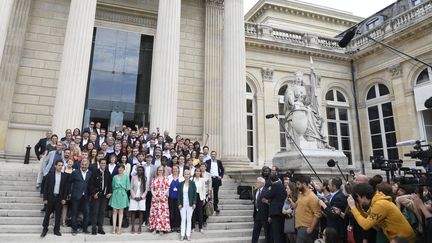 Les nouveaux députés de la Nupes posent pour la traditionnelle photo de famille devant l'Assemblée nationale, le 21 juin 2022. (JULIEN DE ROSA / AFP)