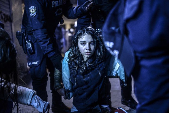 Une jeune femme blessée dans les affrontements entre police et manifestants, à Istanbul en mars 2014.
 (Bulent Kilic /AFP)