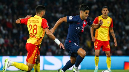 Le Parisien Marco Asensio face au RC Lens, le 26 août 2023 au Parc des Princes. (IBRAHIM EZZAT / AFP)